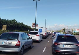 Atasco en la avenida de Zamora, entre Arca Real y la carretera Madrid.