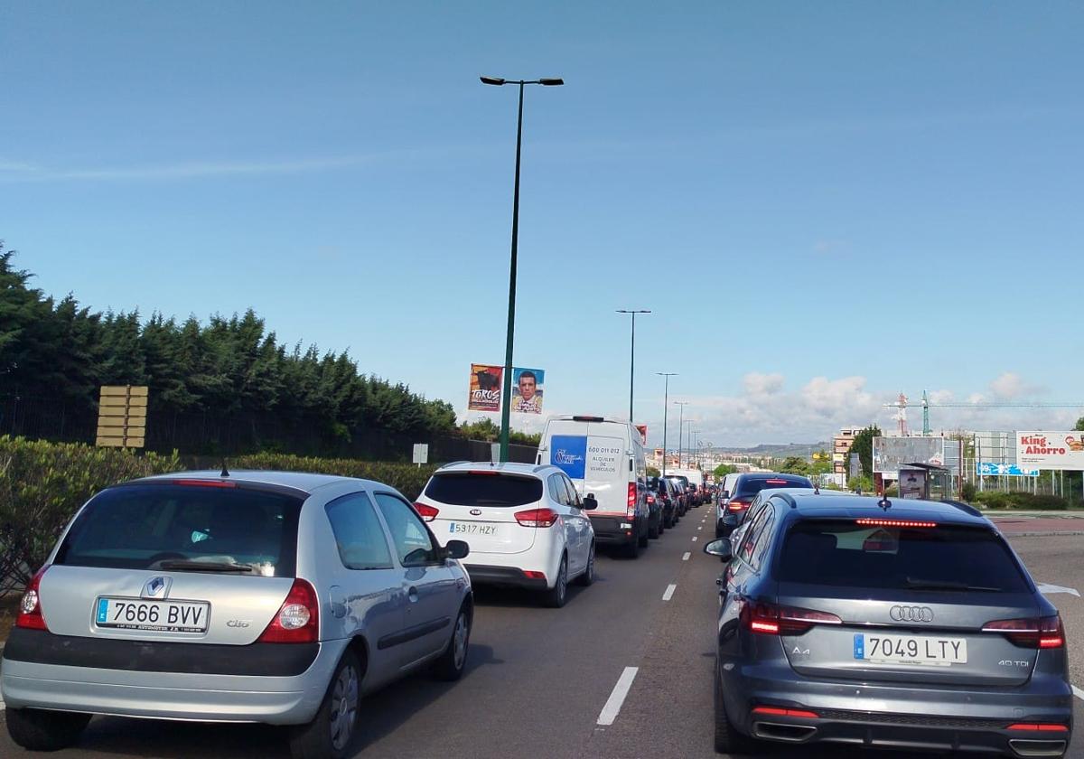 Atasco en la avenida de Zamora, entre Arca Real y la carretera Madrid.