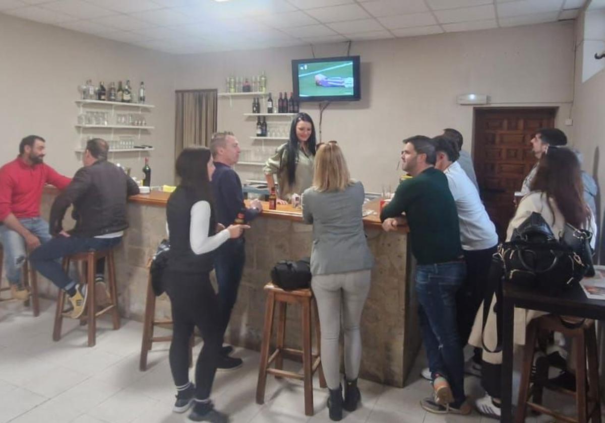 Irina Ionela en el bar junto a algunos vecinos tras la reapertura del bar