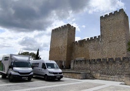 Furgonetas de la productora, aparcadas al pie del castillo de Encinas de Esgueva.