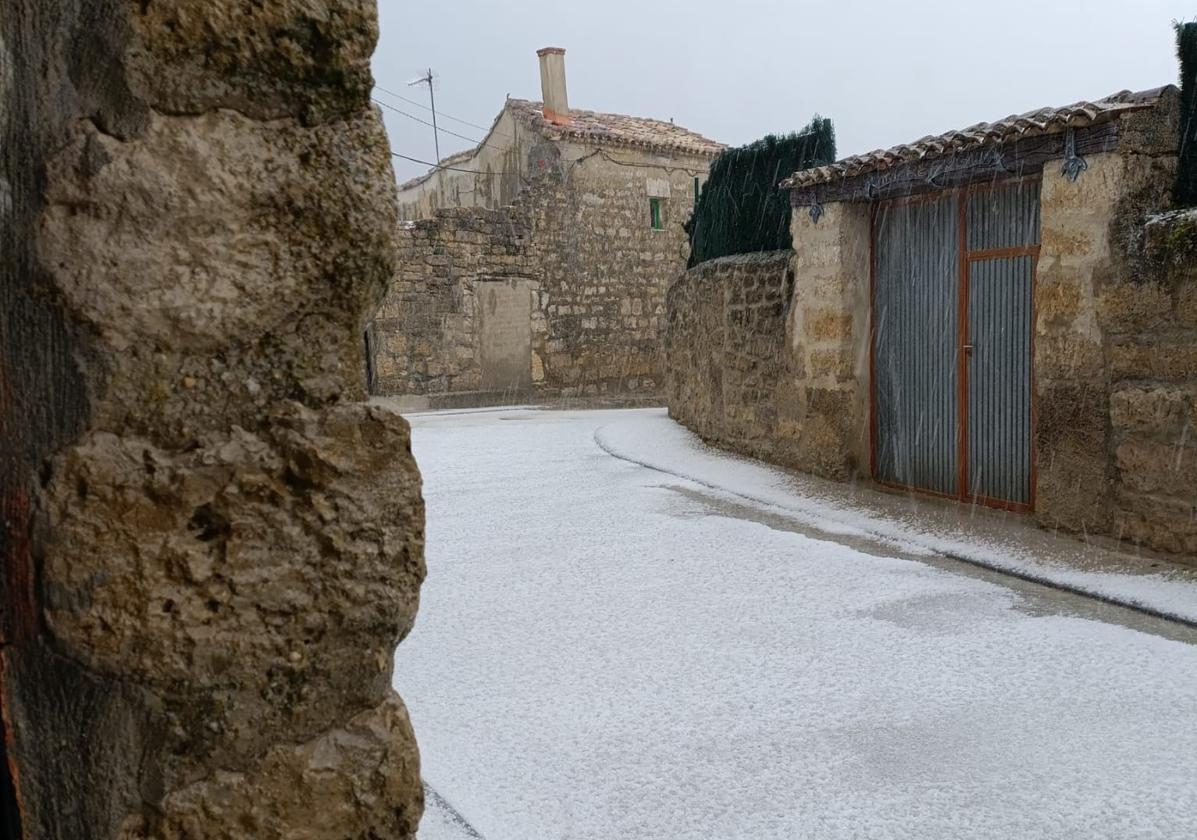 Una tromba de granizo anega Palacios del Alcor y Astudillo