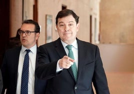 Alfonso Fernández Mañueco, acompañado de Ricardo Gavilanes, portavoz del PP en las Cortes, se dirige a los medios esta mañana.
