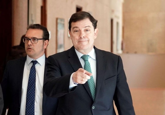 Alfonso Fernández Mañueco, acompañado de Ricardo Gavilanes, portavoz del PP en las Cortes, se dirige a los medios esta mañana.
