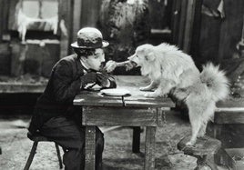 Chaplin, en una escena de 'La quimera de oro'.