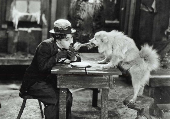 Chaplin, en una escena de 'La quimera de oro'.
