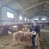 Marina Lázaro en su trabajo diario con las ovejas en Oquillas (Burgos).