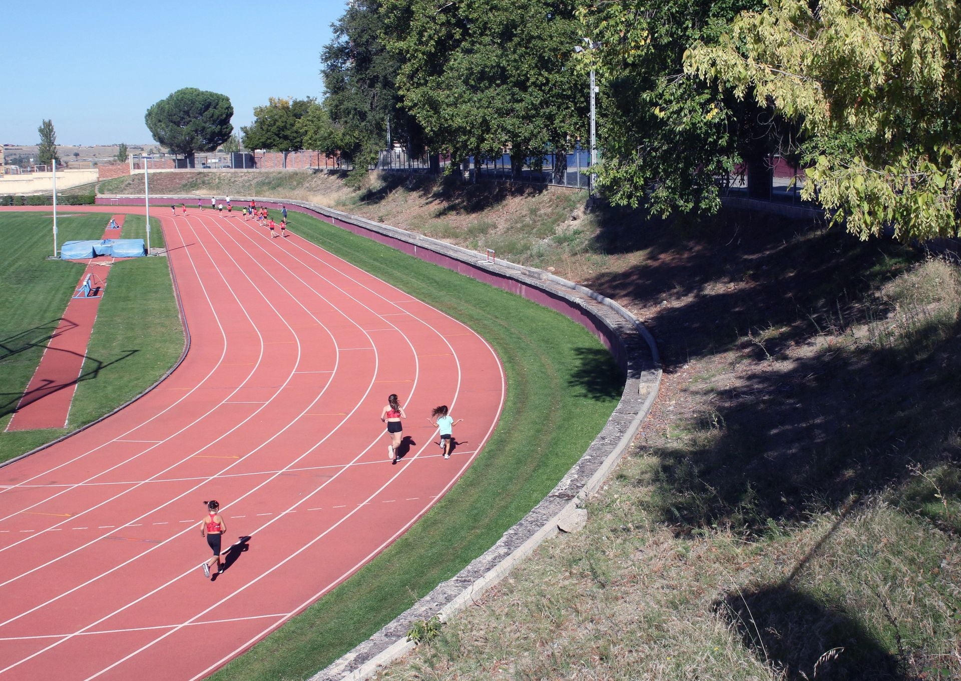 Talud donde se construirá el módulo cubierto de atletismo de Segovia.