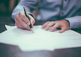 Un ciudadano firma un documento.