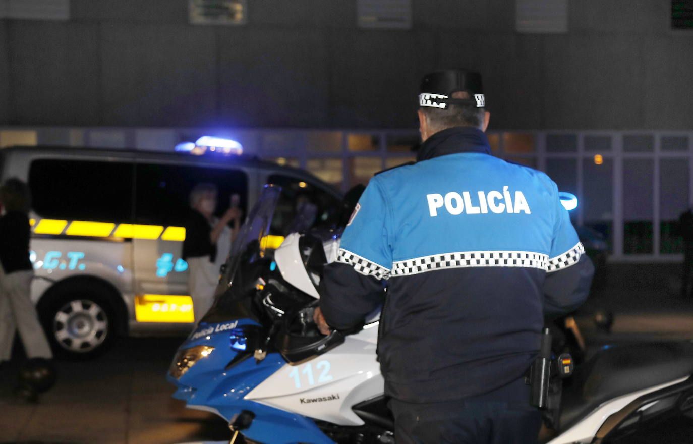 Arremete contra la Policía Local al ser identificado por conducir un turismo sustraído