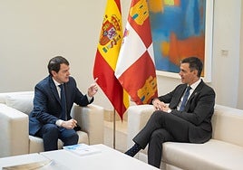 El presidente de la Junta de Castilla y León, Alfonso Fernández Mañueco (izquierda), reunido con el presidente del Gobierno, Pedro Sánchez, en noviembre del año pasado.