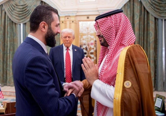 El príncipe heredero saudí, Mohammed bin Salman (der.), saluda al presidente interino de Siria, Ahmed al-Sharaa, ante la mirada del presidente estadounidense, Donald Trump.