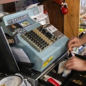 Máquina registradora antigua en un bar de Valladolid, que carece de conexión a Internet y por tanto no permite cumplir las nuevas obligaciones de Hacienda sobre las facturas.