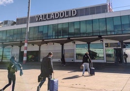 Pasajeros llegando al aeropuerto de Villanubla.