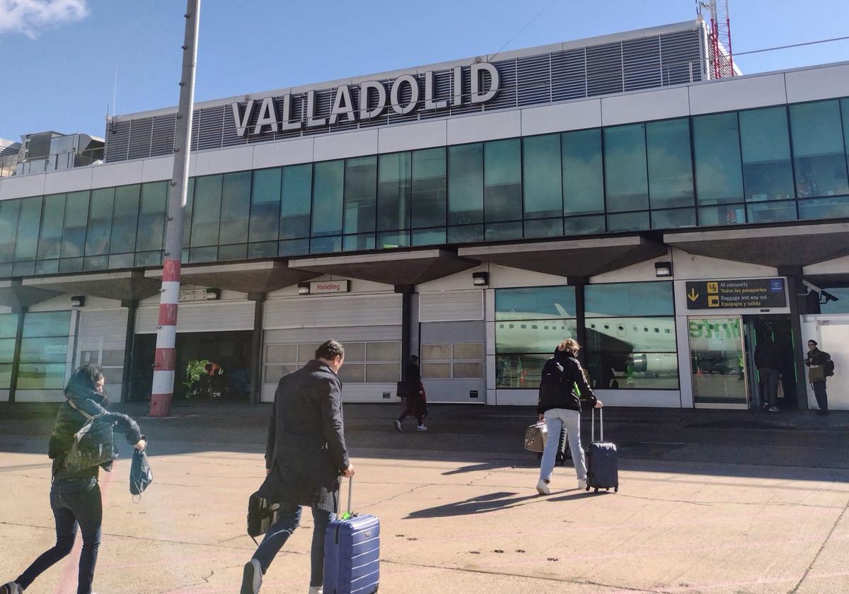 Pasajeros llegando al aeropuerto de Villanubla.