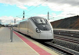 Tren de alta velocidad en la estación de Puebla de Sanabria.