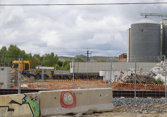 Un camión con una gran viga llega a la zona del Camino Viejo de Husillos.