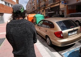J. M. D. B., junto a su coche en el que le maniataron, en la calle Celtas Cortos.
