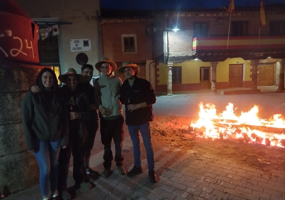 Un grupo de jóvenes posa junto a la hoguera en honor a san Isidro