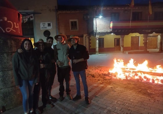 Un grupo de jóvenes posa junto a la hoguera en honor a san Isidro