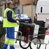 Un trabajador del servicio de limpieza y recogida de basuras de Segovia en plena faena.