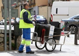 Un trabajador del servicio de limpieza y recogida de basuras de Segovia en plena faena.