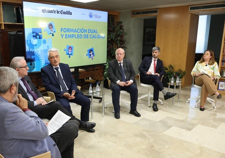 Carlos Aganzo (moderador), Agustín Sigüenza (Junta de Castilla y León), Miguel Ángel Mariscal (Universidad de Burgos), Enrique Cabero (CES), Ángel Hernández (Universidad de Salamanca) y Araceli de las Heras (ONCE)