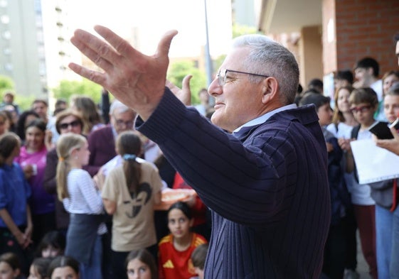 José Luis Cuadrado, emocionado ante la sorpresa y homenaje que le prepararon en el colegio.