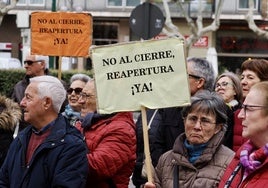 Concentración anterior de los vecinos de Delicias frente a la Consejería de Sanidad para exigir la reapertura del centro de especialidades.