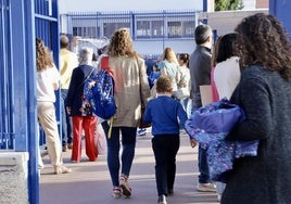 Familias llevan a sus hijos al colegio en Valladolid, en una imagen de archivo.