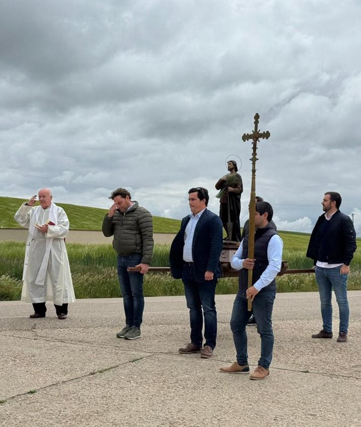 Imagen secundaria 2 - Procesión en San Román de Hornija (arriba) y en Gallegos deHornija (abajo a la derecha) y comida de hermandad en Adalia.