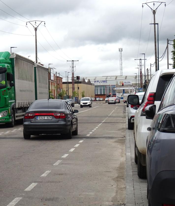 Imagen secundaria 2 - Arriba, señal que marca un paso de cebra inexistente y el corte de la acera. Debajo, a la izquierda, señal olvidada que advierte del riesgo de caída junto a uno de los parterres arbolados. A la derecha, marcas viales sin eliminar que marcaban los antiguos aparcamientos en el tramo final de la avenida.