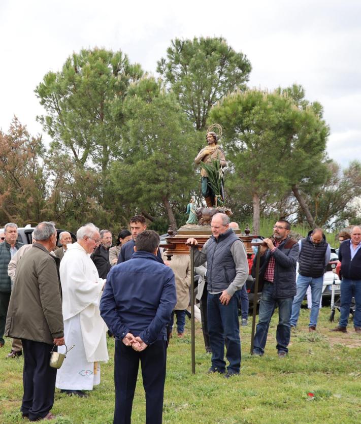 Imagen secundaria 2 - Procesión en honor a San Isidro en Pedrajas (arriba), Villabrágima (abajo a la izquierda) y Pesquera.