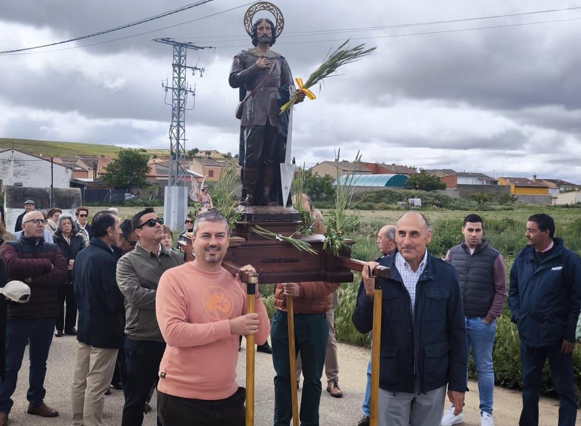 Imagen principal - Procesión en San Román de Hornija (arriba) y en Gallegos deHornija (abajo a la derecha) y comida de hermandad en Adalia.