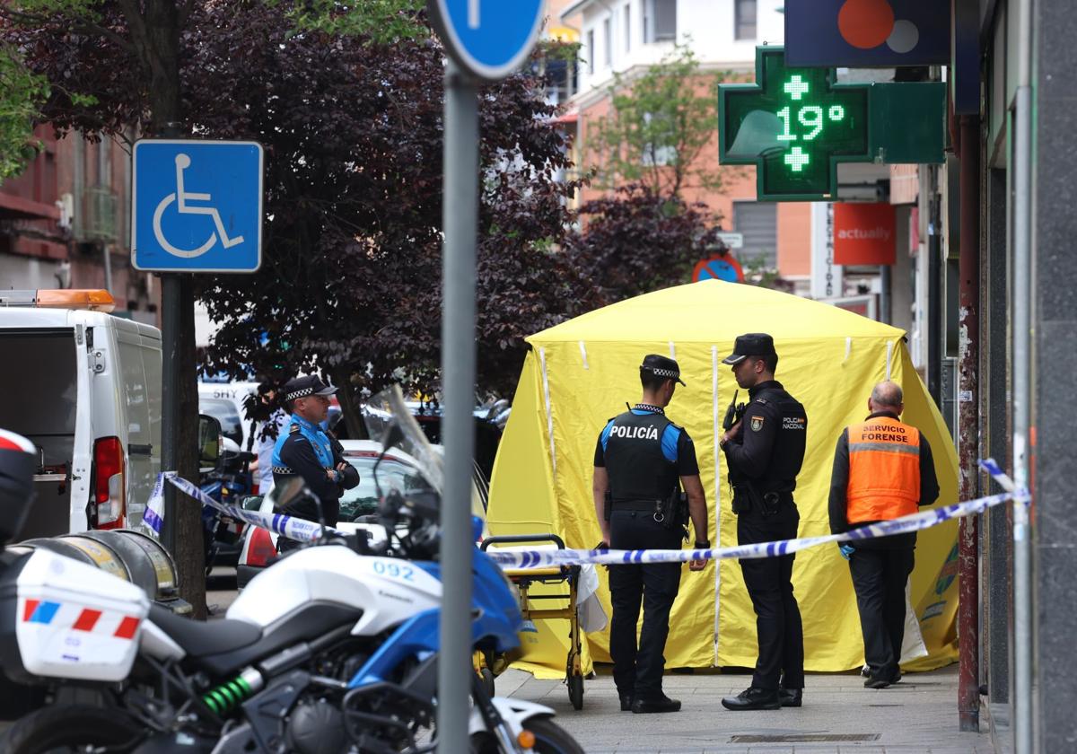 Muere tras precipitarse desde un tercero a la acera de la calle Labradores