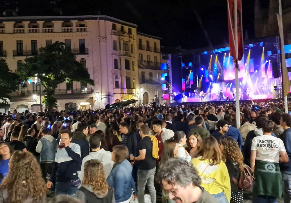 Una verbena celebrada en la Plaza Mayor de Segovia.