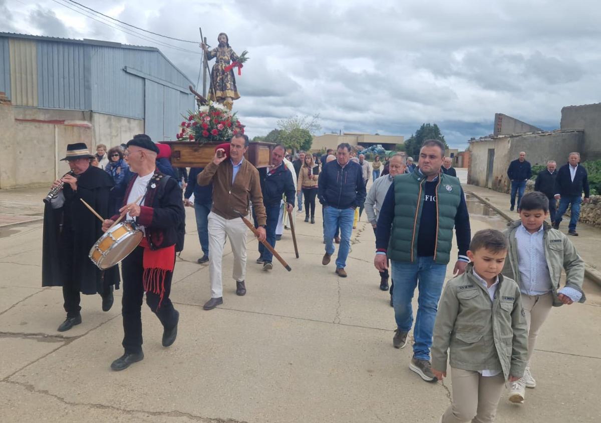 Imagen secundaria 1 - Procesión en honor a San Isidro en Pedrajas (arriba), Villabrágima (abajo a la izquierda) y Pesquera.
