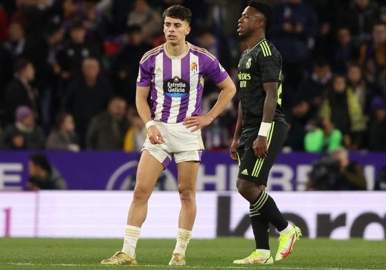 Vinicius pasa delante de Álvaro Aguado durante el partido que enfrentó al Real Valladolid y al Real Madrid en Zorrilla el 30 de diciembre de 2022.