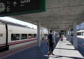 Un tren Alvia realiza una parada en la estación Segovia-Guiomar.