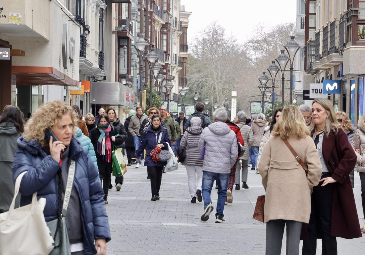 Un grupo de personas camina por la calle Santiago.
