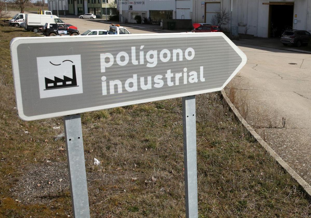 Señalización de polígono industrial en la provincia de Segovia.