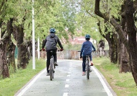 Dos ciclistas circulan por el carril bici de Parquesol.