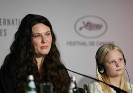 La directora alemana Mascha Schilinski y la joven actriz Hanna Heckt.