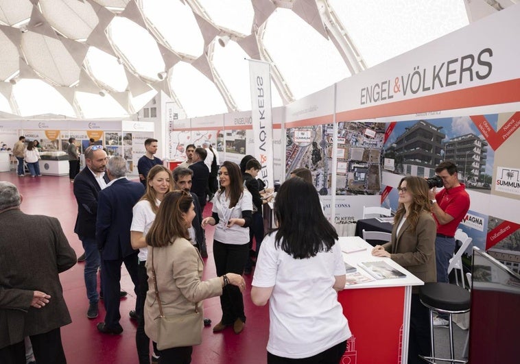 Los visitantes acudieron a los expositores de FIVA desde primera hora de la tarde del viernes