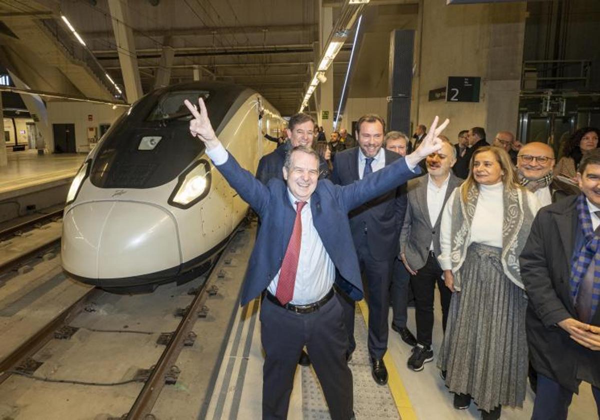 El alcalde de Vigo, Abel Caballero, y Óscar Puente, junto un tren de alta velocidad en enero de 2024.