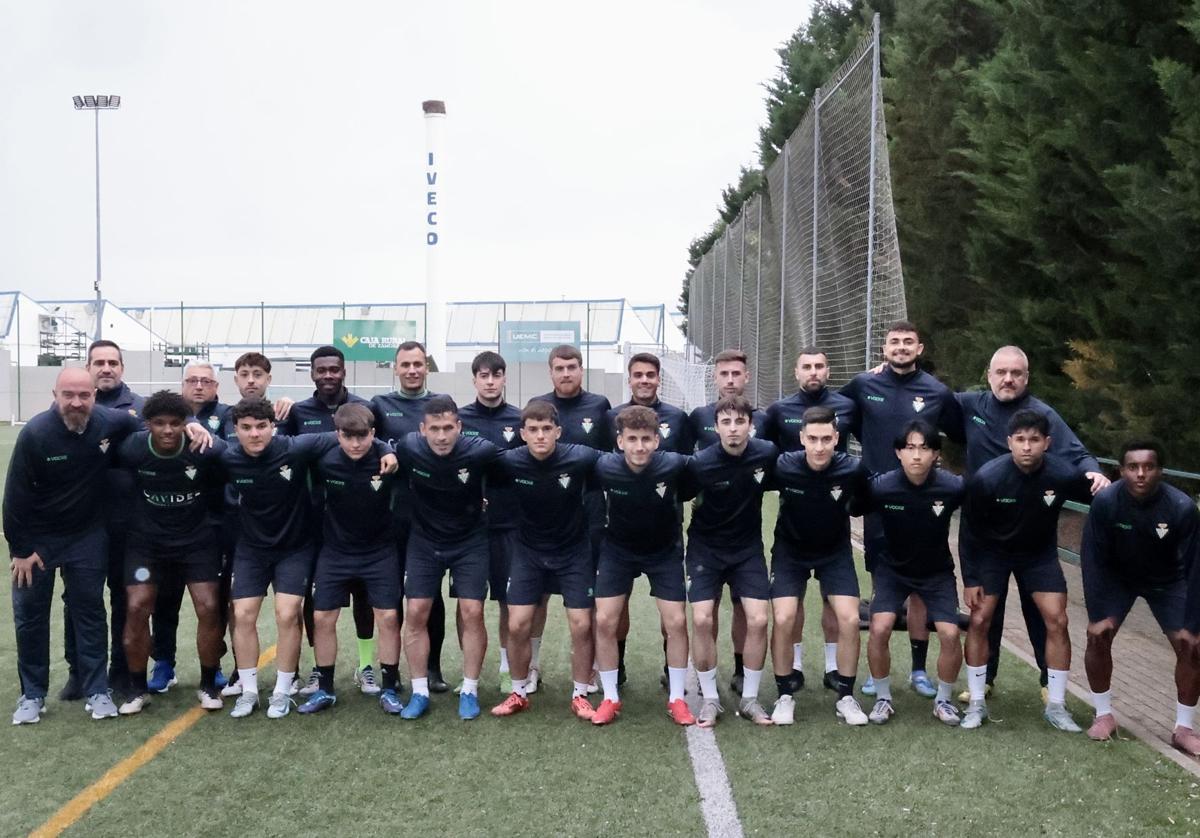 Plantilla del CD Betis que aspira a regresar a Tercera un cuarto de siglo después.