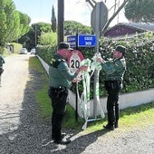 Dos guardias civiles, en el inicio de la calle Dos en la urbanización de El Romeral.