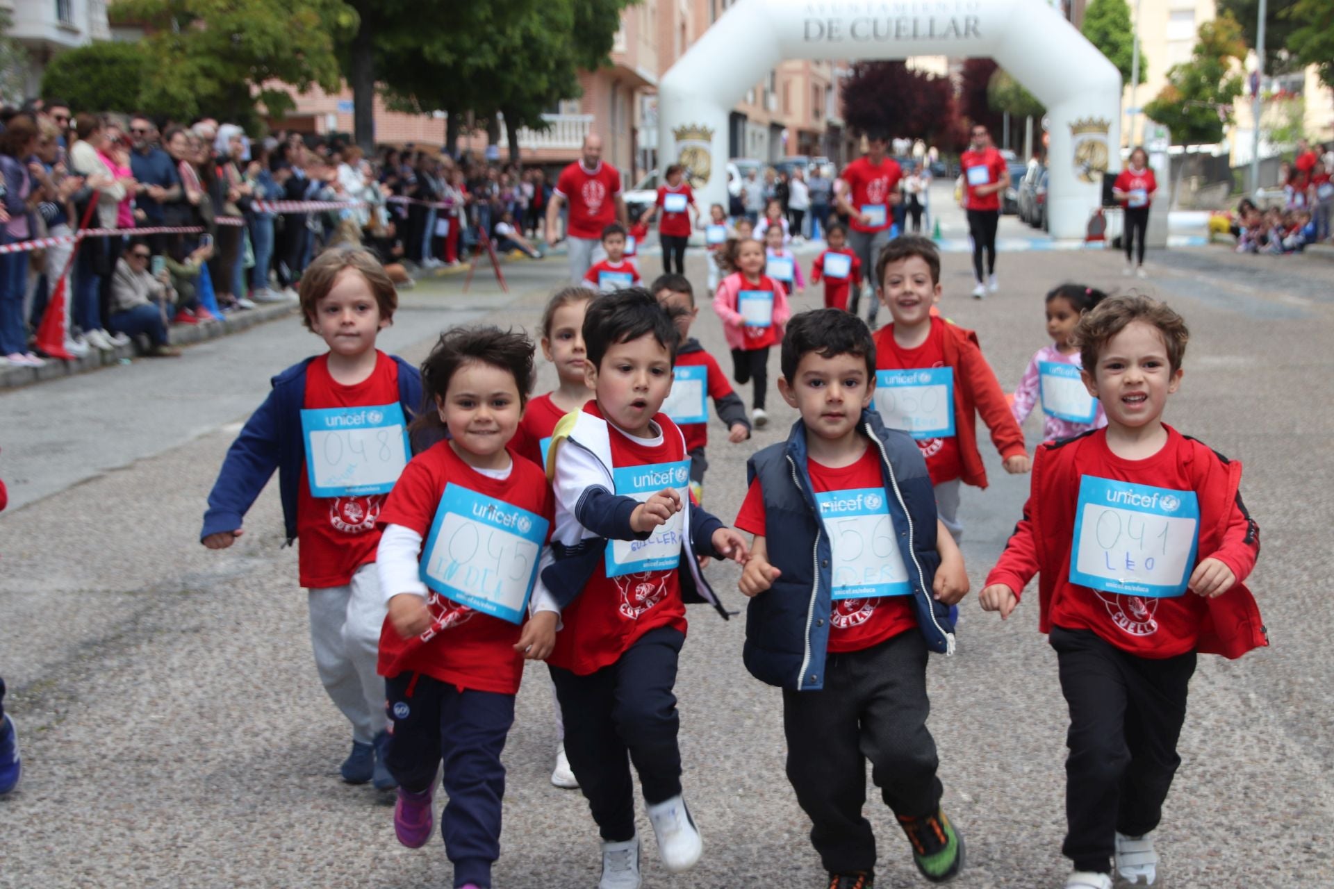 Fotografías de la carrera solidaria en el colegio Santa Clara de Cuéllar