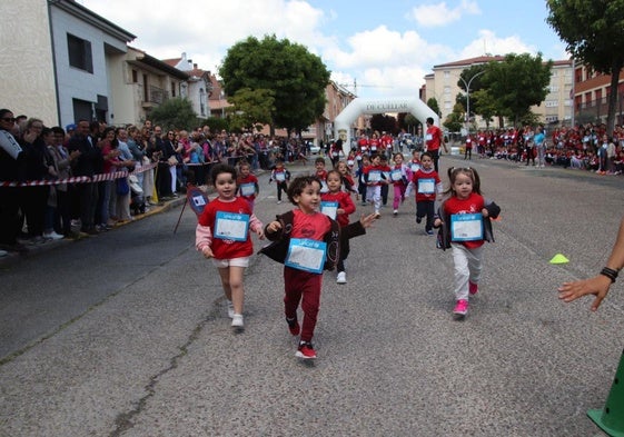 Multitud de niños participan en la carrera solidaria celebrada en Cuéllar