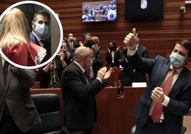 Dos imágenes de la moción de censura de 2021: Mañueco exultante, aplaudido por Igea, tras la votación y Tudanca entrando en el ascensor con Virginia Barcones.