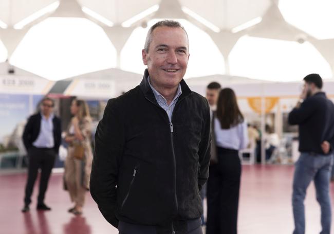 El concejal de Urbanismo y Vivienda, José Ignacio Zarandona durante su visita a FIVA